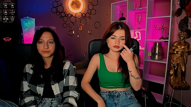 Snapshot of lau_ra_queen chatting on December 17, 8:59 pm lau ra queen online show from December 17, 8:59 pm