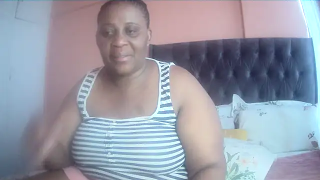 Snapshot of HUGEASSXXXXX chatting on February 25, 5:28 am HUGEASSXXXXX online show from February 25, 5:28 am