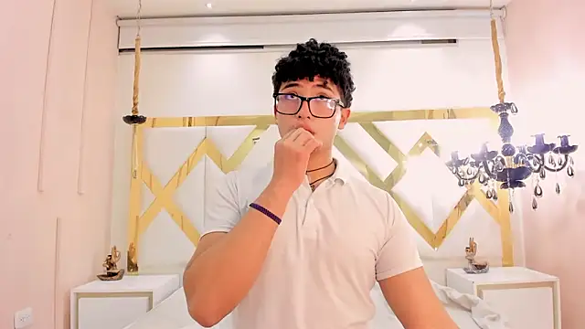 Snapshot of Valentin0_3 chatting on October 25, 11:40 am Valentin0 3 online show from October 25, 11:40 am