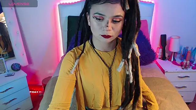 Snapshot of elapetitie chatting on December 4, 5:28 am elapetitie online show from December 4, 5:28 am