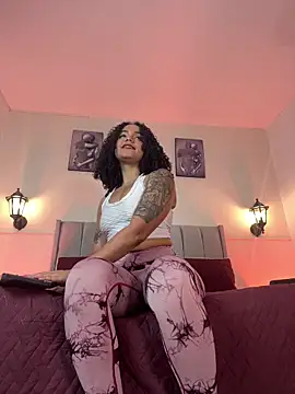 Samara Hadi  online show from February 4, 8:25 pm