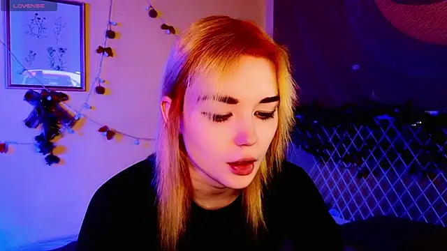 Snapshot of Kiara_Dream chatting on January 8, 9:28 pm Kiara Dream online show from January 8, 9:28 pm