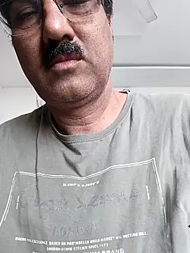 Snapshot of moonflower25 chatting on December 21, 4:08 am moonflower25 online show from December 21, 4:08 am