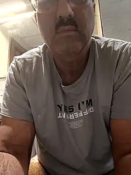 Snapshot of moonflower25 chatting on January 6, 4:27 am moonflower25 online show from January 6, 4:27 am