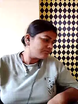 Snapshot of Meenu_tiwari chatting on September 12, 9:42 am Meenu tiwari online show from September 12, 9:42 am
