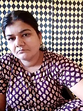 Snapshot of Meenu_tiwari chatting on September 18, 11:23 am Meenu tiwari online show from September 18, 11:23 am