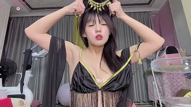 Snapshot of Yaya--728 chatting on March 4, 12:00 pm Yaya--728 online show from March 4, 12:00 pm