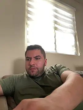 raulgzz4 online show from May 12, 6:38 pm