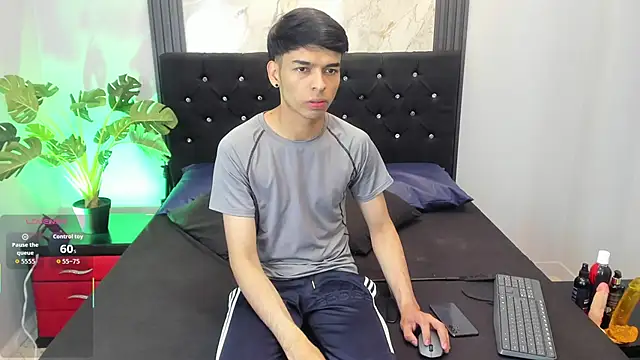 Snapshot of OnlyJos chatting on September 27, 8:14 pm OnlyJos online show from September 27, 8:14 pm