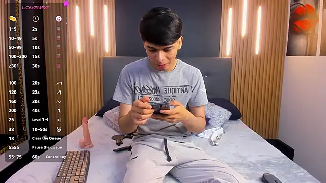 Snapshot of OnlyJos chatting on October 20, 7:47 pm OnlyJos online show from October 20, 7:47 pm