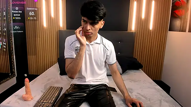 Snapshot of OnlyJos chatting on October 28, 7:49 pm OnlyJos online show from October 28, 7:49 pm