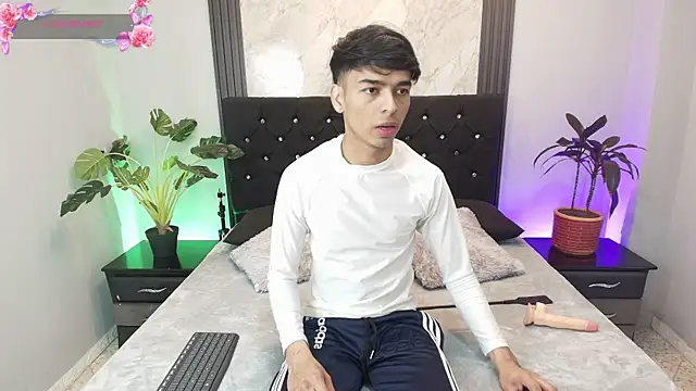 Snapshot of OnlyJos chatting on November 4, 7:35 pm OnlyJos online show from November 4, 7:35 pm