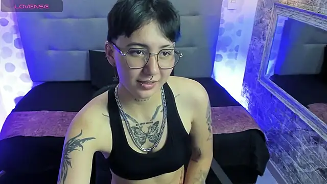 Snapshot of emahills__axelrose chatting on September 22, 8:33 pm emahills  axelrose online show from September 22, 8:33 pm
