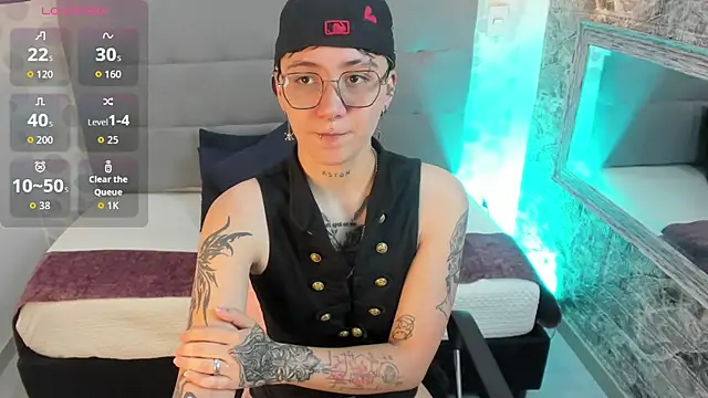 Snapshot of emahills__axelrose chatting on October 20, 2:28 pm emahills  axelrose online show from October 20, 2:28 pm