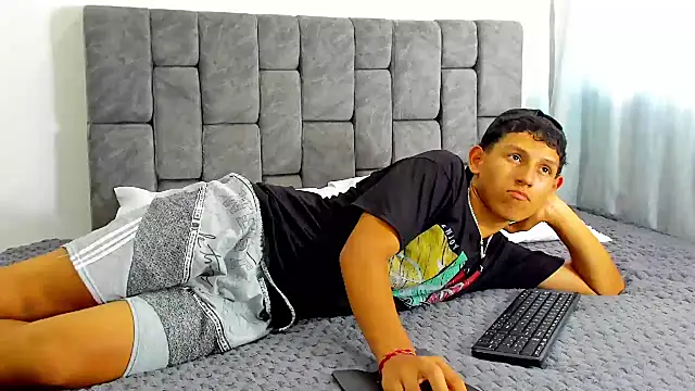 Snapshot of Felipe_Gonzales chatting on October 15, 7:25 pm Felipe Gonzales online show from October 15, 7:25 pm
