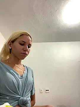 Snapshot of Bruna551 chatting on December 15, 9:08 pm Bruna551 online show from December 15, 9:08 pm