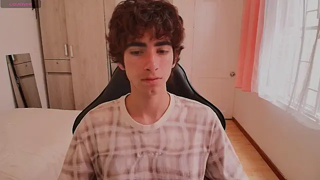 Nude Boy18 online show from September 17, 8:21 pm