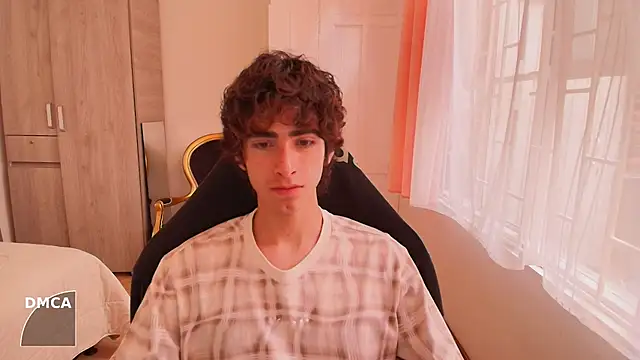 Nude Boy18 online show from September 28, 9:42 pm