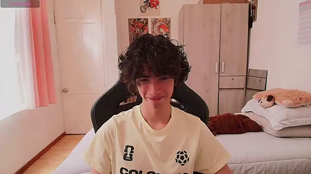 Nude Boy18 online show from May 24, 6:46 pm