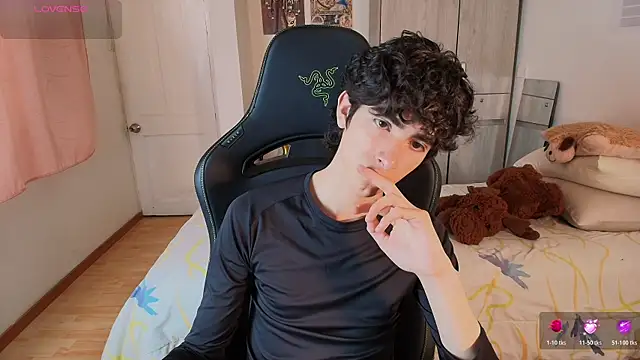 Nude Boy18 online show from May 30, 10:29 pm