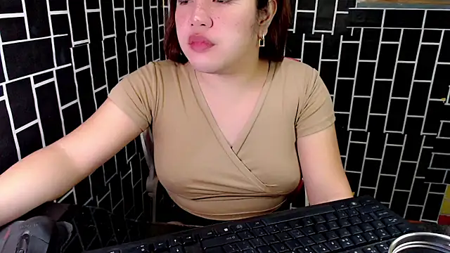 xUrDreamSlutWhore online show from September 15, 6:08 pm