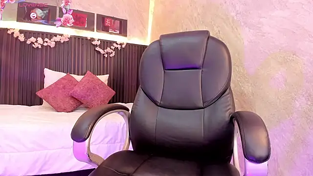 dark  nymph online show from October 11, 12:26 pm