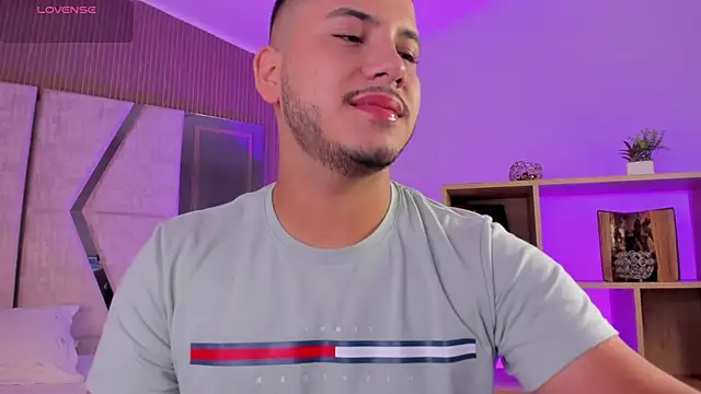 Snapshot of Axel_grey_ chatting on April 21, 12:44 pm Axel grey online show from April 21, 12:44 pm