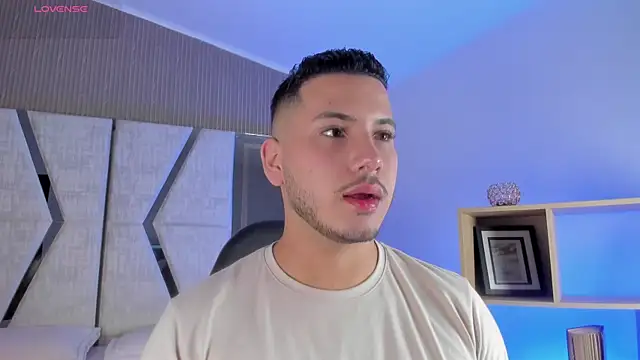 Snapshot of Axel_grey_ chatting on May 27, 12:24 pm Axel grey online show from May 27, 12:24 pm