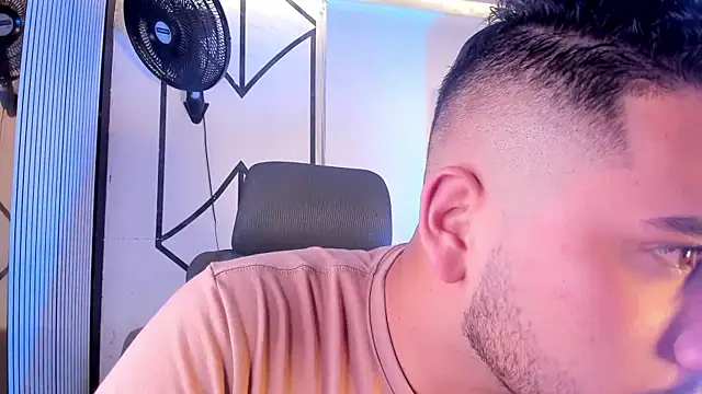 Snapshot of Axel_grey_ chatting on June 14, 5:09 am Axel grey online show from June 14, 5:09 am