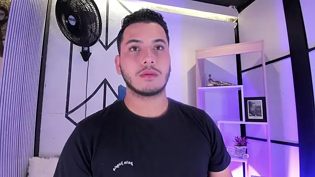 Snapshot of Axel_grey_ chatting on July 3, 5:03 am Axel grey online show from July 3, 5:03 am