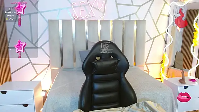 Snapshot of CYRUS_TAY chatting on December 18, 12:33 pm CYRUS TAY online show from December 18, 12:33 pm