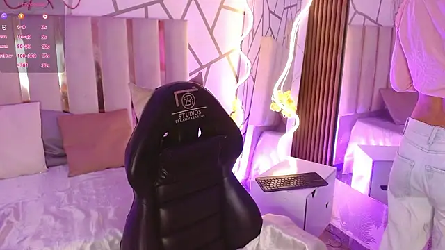 Snapshot of CYRUS_TAY chatting on February 23, 12:24 pm CYRUS TAY online show from February 23, 12:24 pm