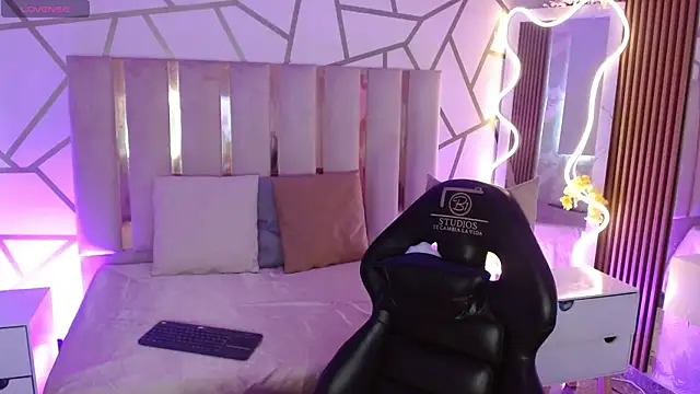 Snapshot of CYRUS_TAY chatting on March 4, 12:55 pm CYRUS TAY online show from March 4, 12:55 pm