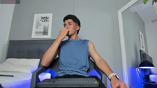 Tylerffoxx online show from September 19, 9:04 pm