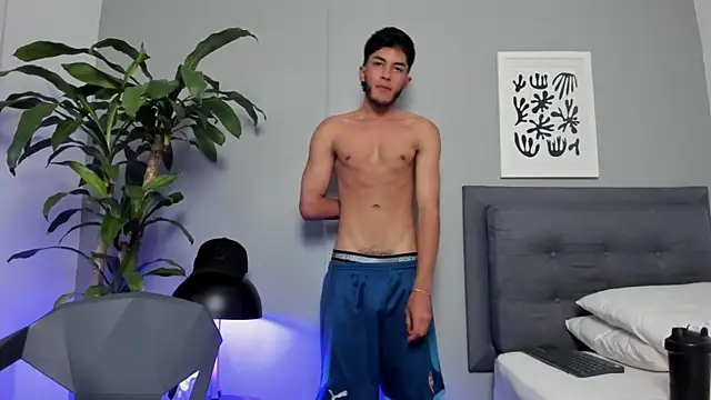 Tylerffoxx online show from April 9, 8:25 pm