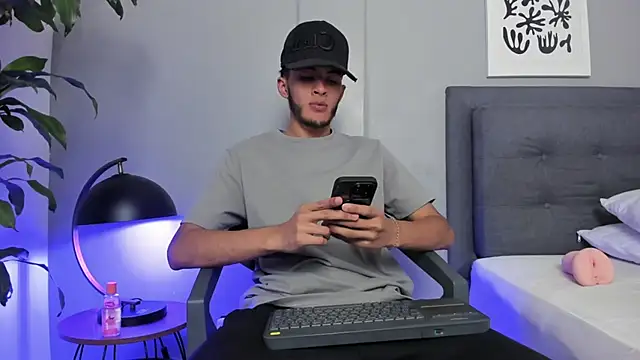 Tylerffoxx online show from May 23, 9:08 pm