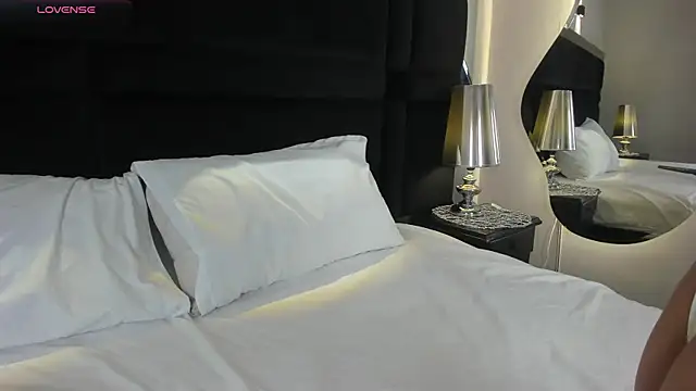 CarolineLee  online show from April 9, 10:37 pm