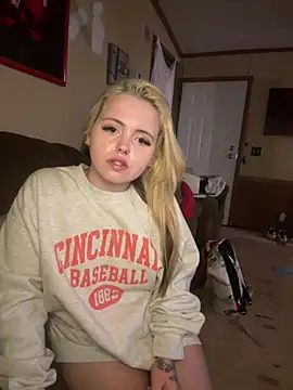 JuicyExxxperience online show from February 21, 1:45 pm