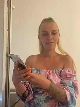 Snapshot of BrumeLove chatting on July 6, 7:27 pm BrumeLove online show from July 6, 7:27 pm