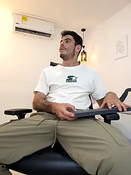 Snapshot of damian_bull chatting on October 17, 7:16 pm damian bull online show from October 17, 7:16 pm