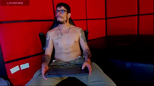 Snapshot of damian_bull chatting on February 7, 1:59 pm damian bull online show from February 7, 1:59 pm