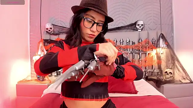 eviegothel  online show from October 31, 8:32 pm