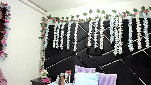 Nanis James online show from September 28, 3:01 am