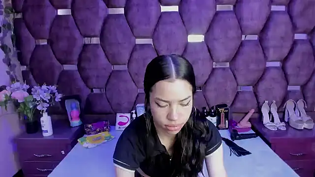 Nanis James online show from May 17, 7:28 am