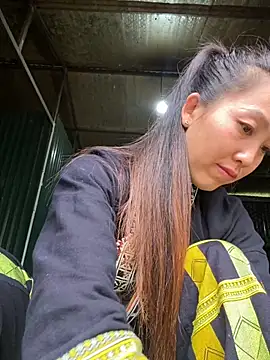 Snapshot of Huong-Ly chatting on November 16, 8:20 am Huong-Ly online show from November 16, 8:20 am