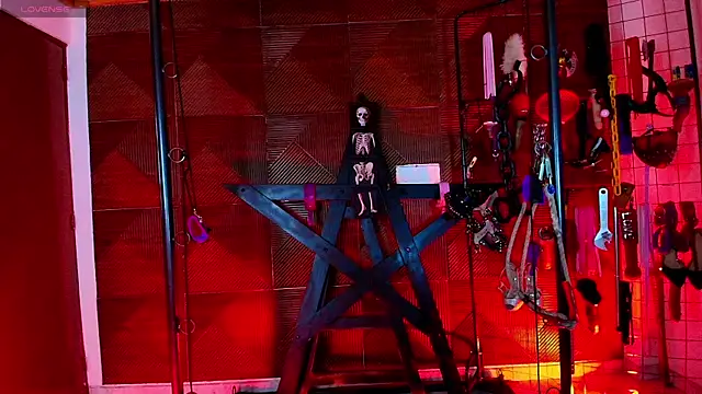 Misstresss aurora bdsm online show from April 14, 1:28 pm