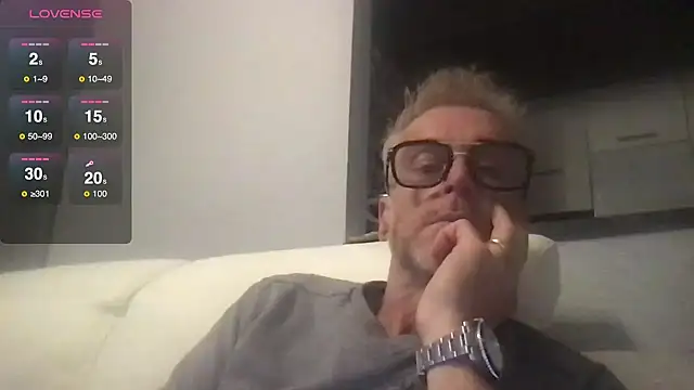 Snapshot of Axl_hot chatting on October 11, 7:56 pm Axl hot online show from October 11, 7:56 pm