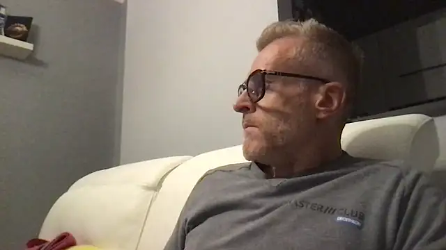 Snapshot of Axl_hot chatting on November 4, 5:23 pm Axl hot online show from November 4, 5:23 pm