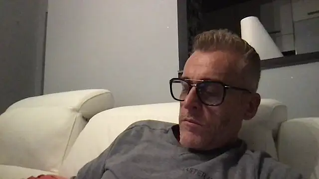 Snapshot of Axl_hot chatting on November 8, 8:29 pm Axl hot online show from November 8, 8:29 pm