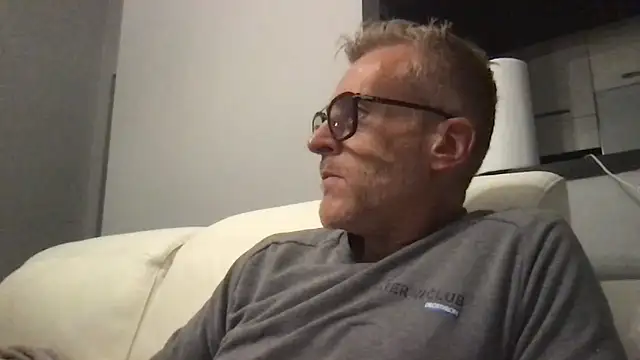 Snapshot of Axl_hot chatting on November 15, 8:49 pm Axl hot online show from November 15, 8:49 pm